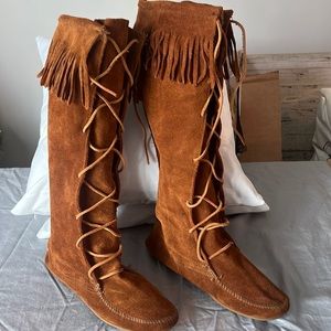 VGUC MINNETONKA MOCCASIN BOOTS SIZE 9